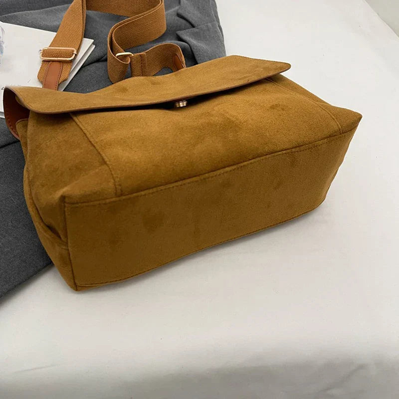 Elle | Vintage suede shoulder bag